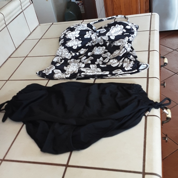 Accessories - Floral and Black TWO PIECE SWIM SIZE M